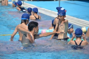  　小学生水泳授業 １年生 体育 ３週間の水泳授業 | ラーニングトピックス | 立命館 ...