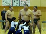 おすもう体験③〜錣山部屋力士に挑戦して〜