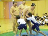 おすもう体験②〜錣山部屋力士に挑戦して〜