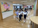 １・２年生　学校探検