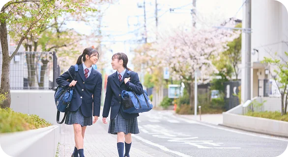 朝、友だちと会話する生徒たち