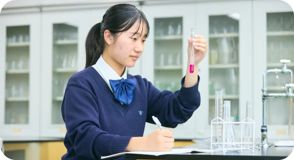 理科の実験に取り組む生徒