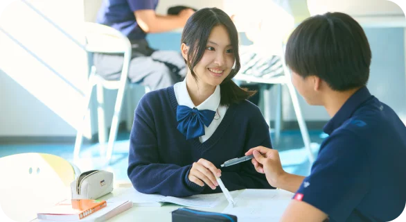 グループで意見を出し合う生徒たち