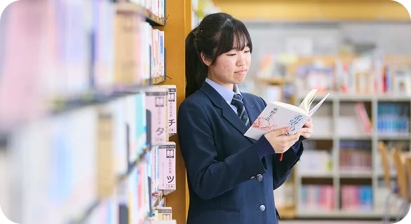 図書室で読書する生徒