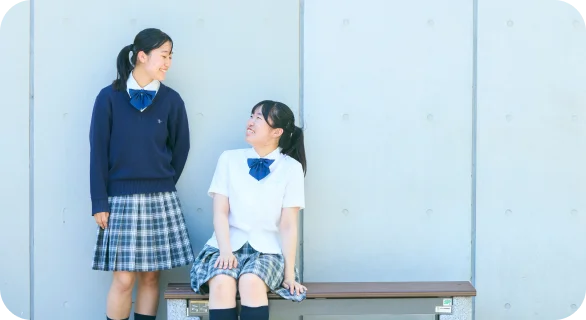 中庭で談笑する生徒たち