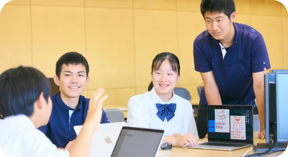 総合学習でチームで話し合う生徒たち