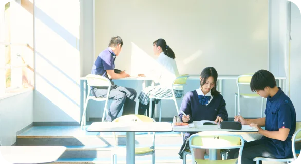 自習スペースで勉強する生徒