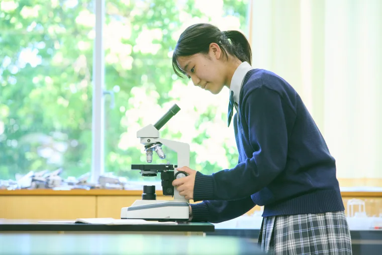 顕微鏡で観察する生徒