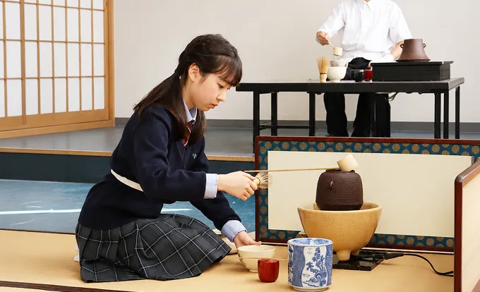 茶道に取り組む生徒