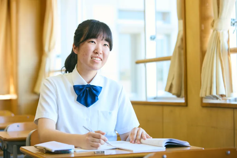 授業に集中して取り組む生徒