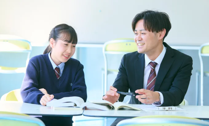 先生と生徒が机を並べて面談する様子