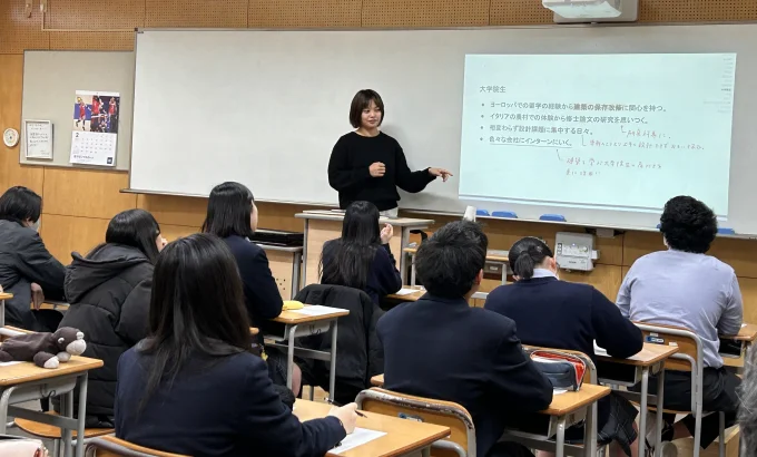 キャリア教育の授業を受ける生徒たちの様子