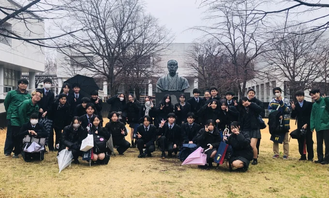 大学訪問で記念撮影する生徒たちの様子