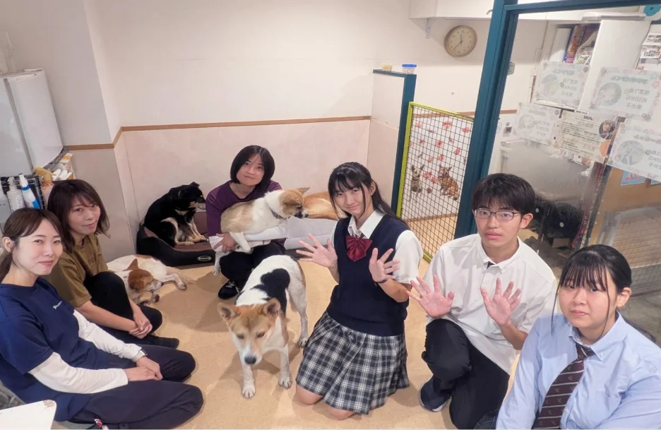 プロジェクト活動に取り組む生徒たち