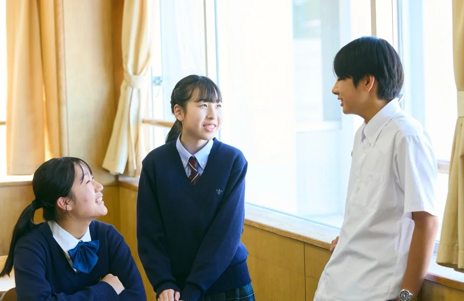 自然に会話する男女の生徒たち