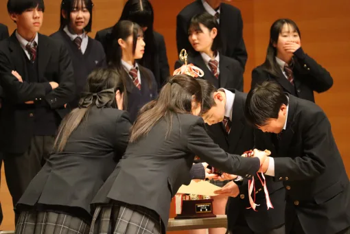 合唱コンクールの表彰の様子