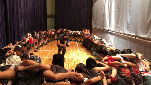 学園祭で円陣を組む生徒たち