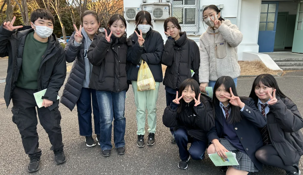 平和プロジェクトに取り組む生徒たちの集合写真