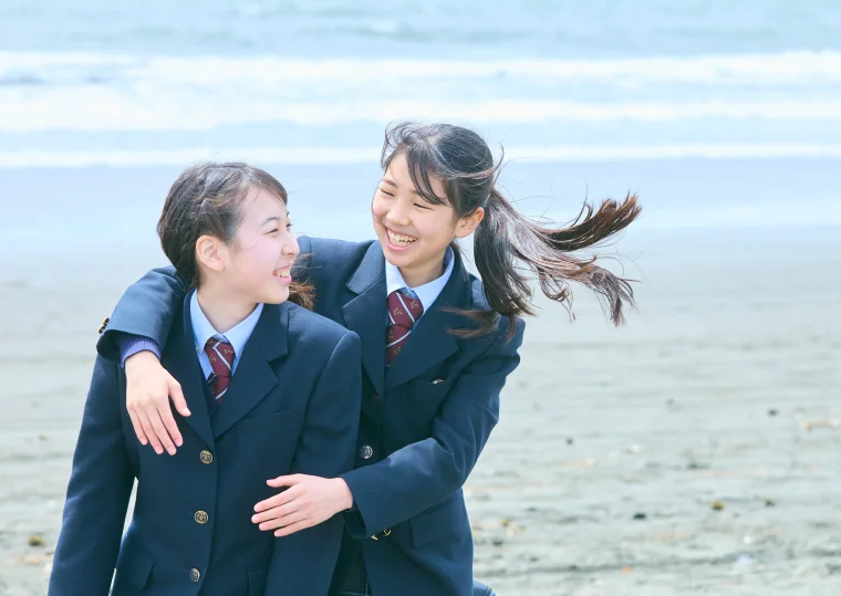 海辺で笑い合う生徒たち