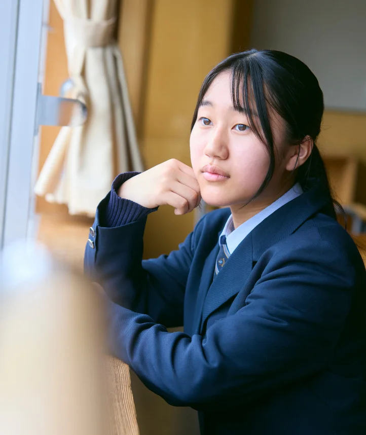 窓際で物思いにふける女子生徒