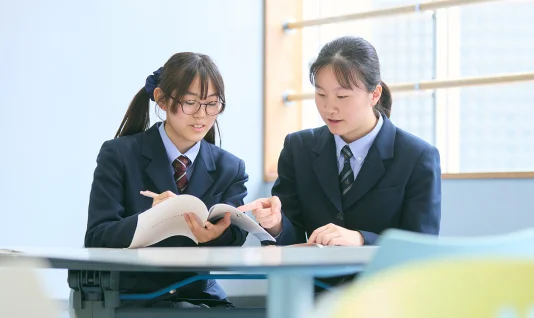 教室で資料を見ながら話す生徒たち