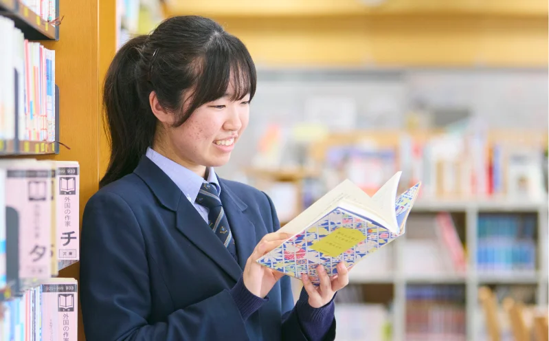 図書室で本を読む女子生徒