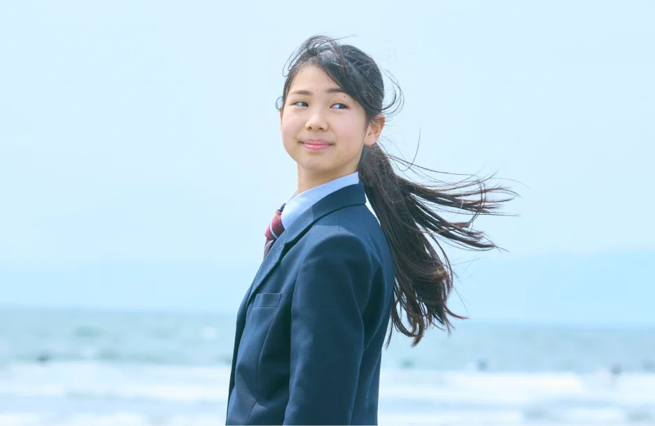 浜辺で振り返る女学生
