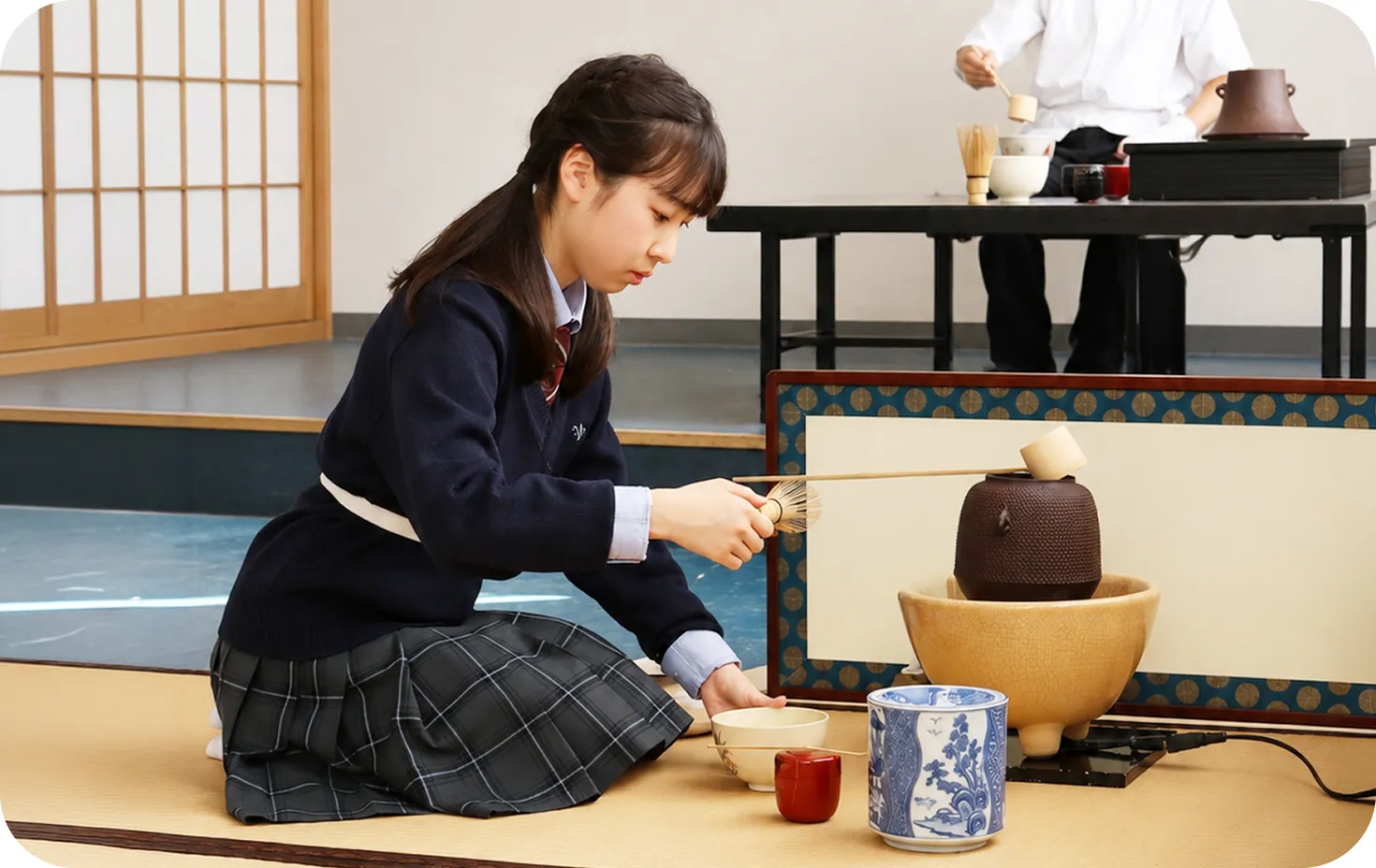 茶道に取り組む生徒