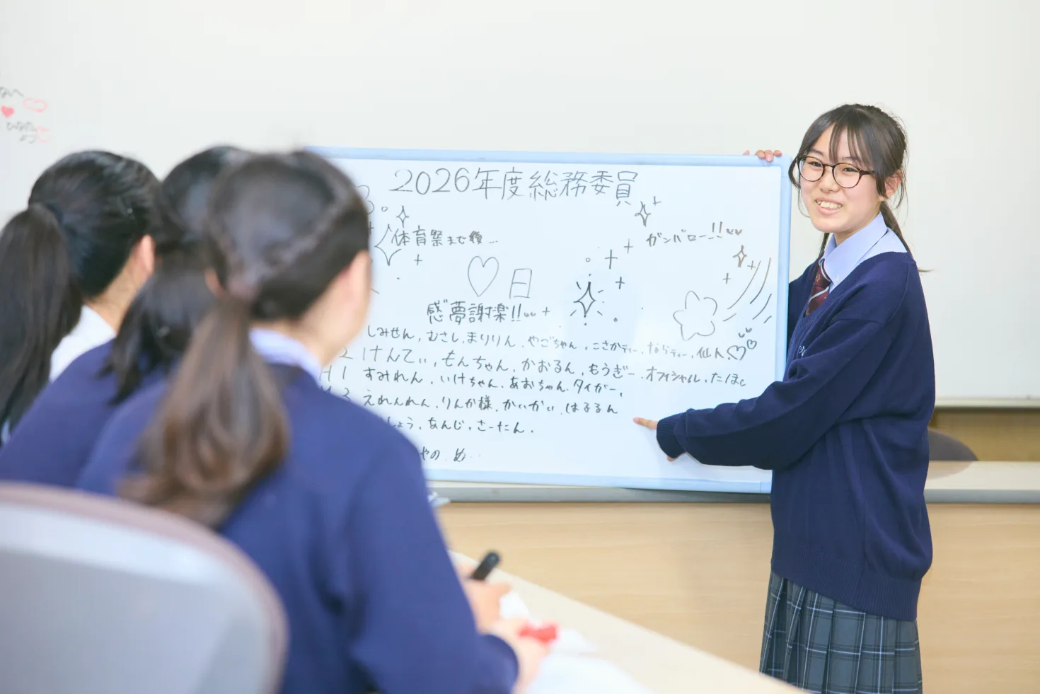 ホワイトボードの前で発表する生徒