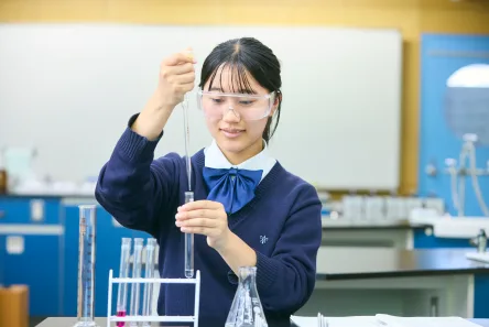 実験に取り組む生徒