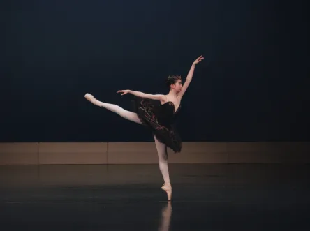 バレエを踊る生徒