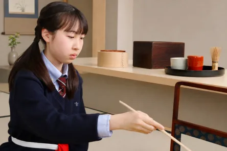 茶道のお点前の様子