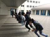 中学陸上部員･･･春雨の日もトレーニング