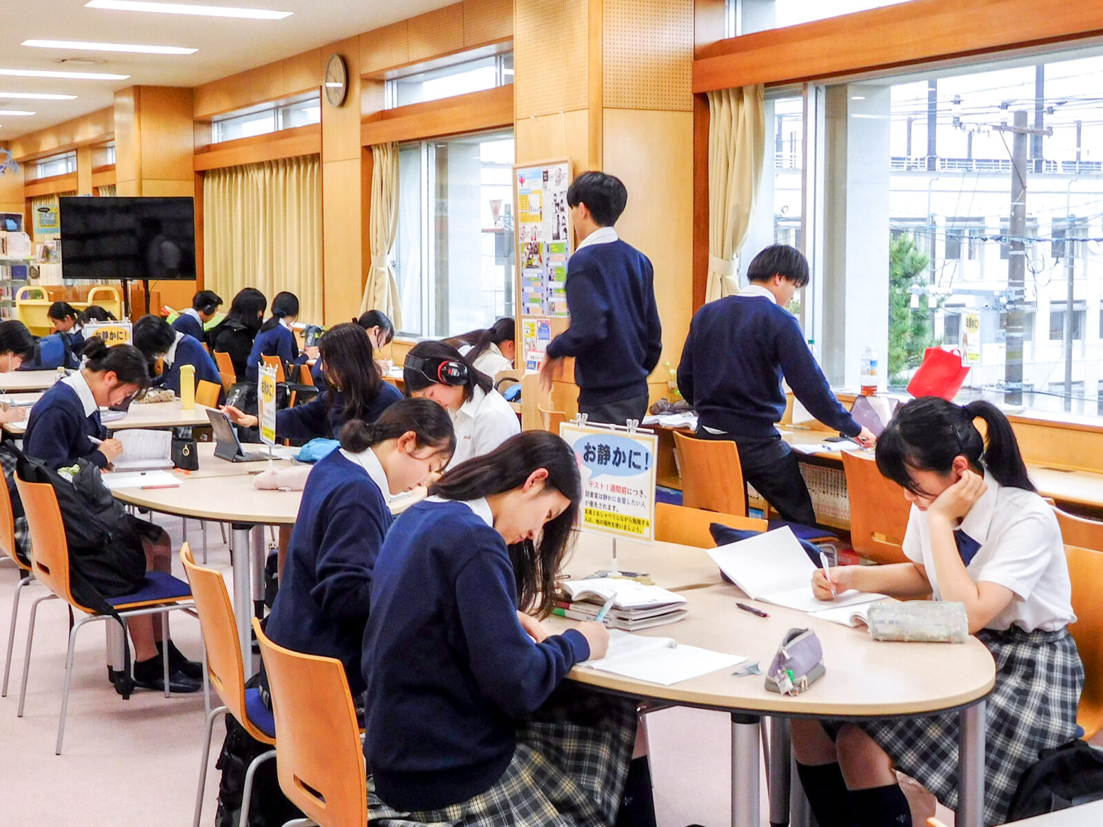 試験1週間前の図書室