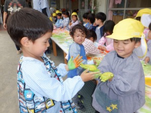 ももぐみ　えのぐあそび