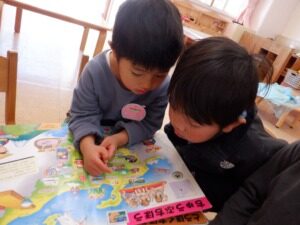 年少組　日本地図を見ながら