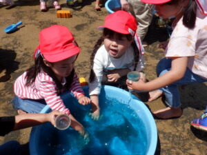 年少組　色水あそび