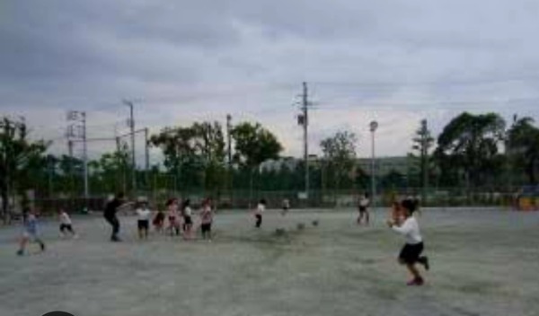 秋の学園風景 〜曇り空の下で育まれる日常〜